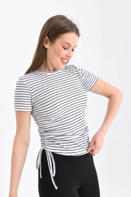 Kadın Beyaz Yanları Büzgü Detaylı Siyah Çizgili Crop Bluz