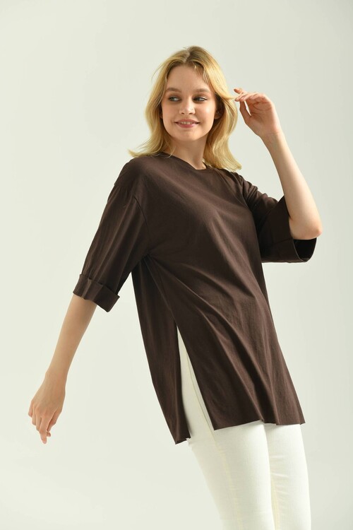 Kahverengi Duble Kol Geniş Kesim Asimetrik Yırtmaçlı Örme T-Shirt
