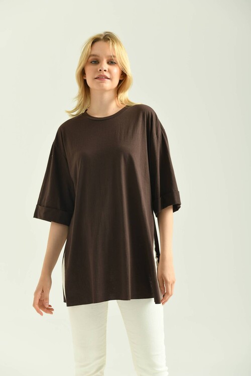 Kahverengi Duble Kol Geniş Kesim Asimetrik Yırtmaçlı Örme T-Shirt