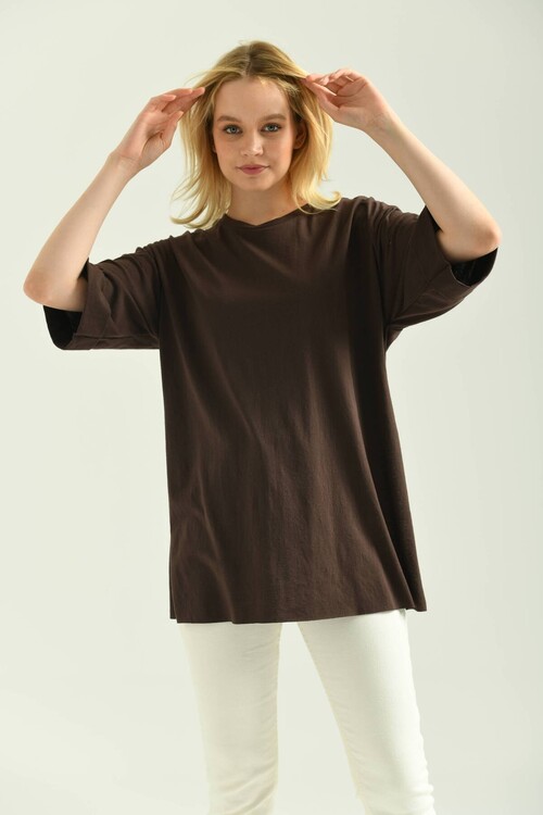 Kahverengi Duble Kol Geniş Kesim Asimetrik Yırtmaçlı Örme T-Shirt