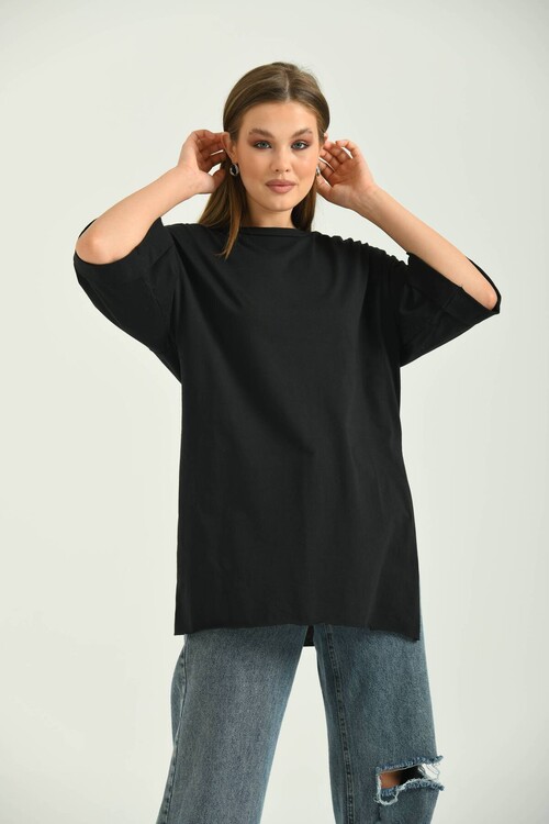 Siyah Duble Kol Geniş Kesim Asimetrik Yırtmaçlı Örme T-Shirt