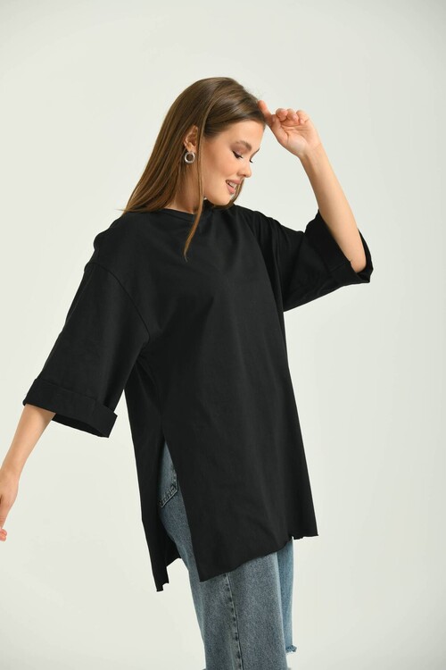 Siyah Duble Kol Geniş Kesim Asimetrik Yırtmaçlı Örme T-Shirt