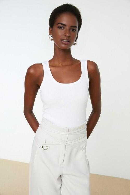 Beyaz Fitted Havuz Yaka Fitilli Esnek Örme Atlet