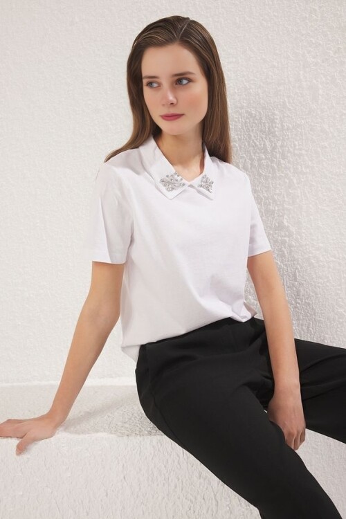 Beyaz Polo Yaka Taş Detaylı Regular Kalıp Örme T-Shirt
