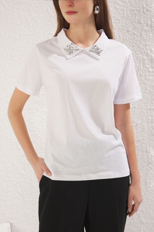 Beyaz Polo Yaka Taş Detaylı Regular Kalıp Örme T-Shirt
