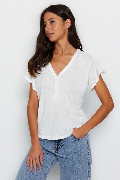 Beyaz V Yaka Keten Görünümlü Düğmeli Fırfırlı Regular Kalıp Örme T-Shirt