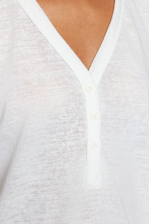 Beyaz V Yaka Keten Görünümlü Düğmeli Fırfırlı Regular Kalıp Örme T-Shirt
