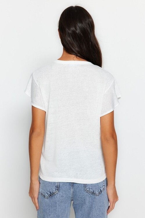 Beyaz V Yaka Keten Görünümlü Düğmeli Fırfırlı Regular Kalıp Örme T-Shirt