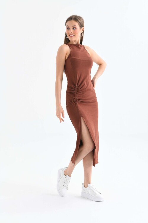 Kadın Kahverengi Halter Yaka Büzgü ve Yırtmaç Detaylı Esnek Midi Elbise