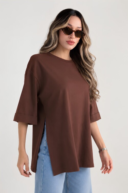 Moviment Kadın Standart Beden Duble Kol Yandan Yırtmaçlı Kahverengi T-shirt