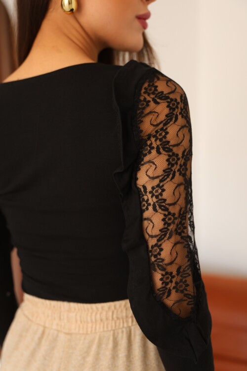 Siyah Bisiklet Yaka Kolları Dantel ve Fırfır Detaylı Bluz