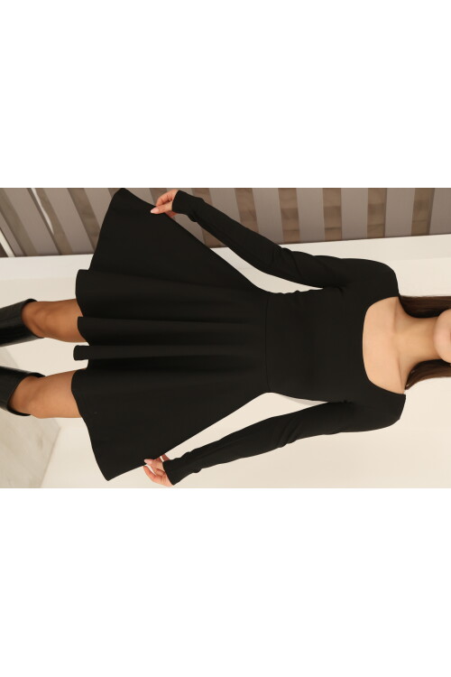 Siyah İnterlok Bel Oturmalı Kare Yaka Kloş Etekli Elbise