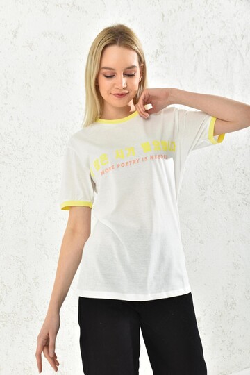Beyaz Yaka ve Kol Ucu Sarı Şerit Detaylı T-Shirt