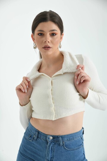 Ekru Gömlek Yaka Kürklü Düğme Detaylı Örme Crop Bluz