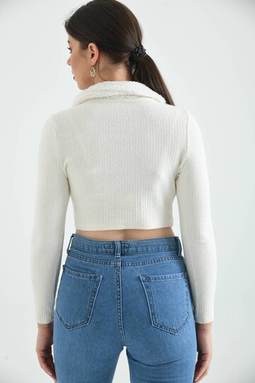 Ekru Gömlek Yaka Kürklü Düğme Detaylı Örme Crop Bluz