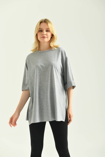 Gri Duble Kol Geniş Kesim Asimetrik Yırtmaçlı Örme T-Shirt