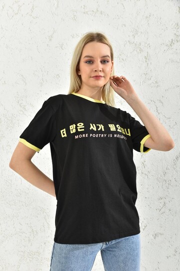 Siyah Yaka ve Kol Ucu Sarı Şerit Detaylı T-Shirt