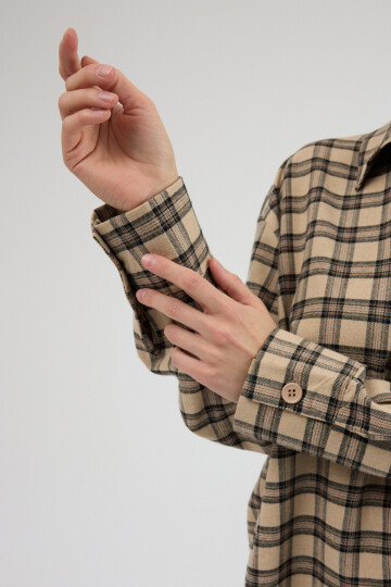 Bej Oversize Kesim Uzun Kol Düğme ve Cep Detaylı Ekose Gömlek