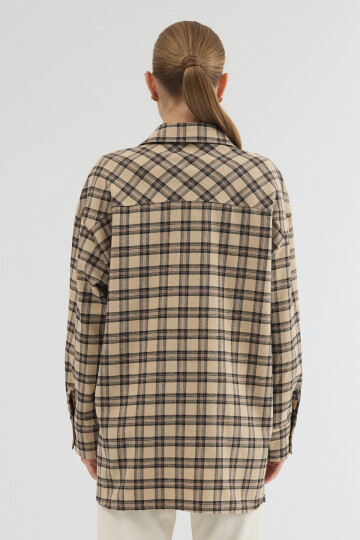 Bej Oversize Kesim Uzun Kol Düğme ve Cep Detaylı Ekose Gömlek