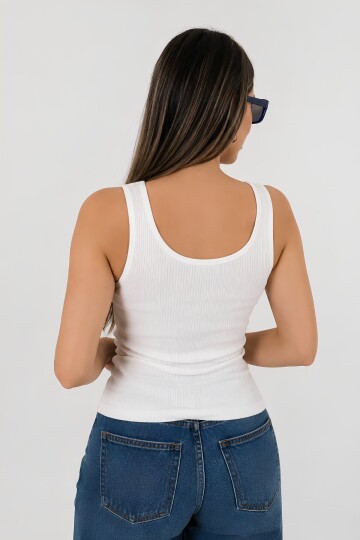Beyaz Fitted Havuz Yaka Atlet | Kalın Askılı Fitilli Kaşkorse Örme Kumaş | %98 Pamuk %2 Elastan Esnek Vücuda Oturan Basic Atlet