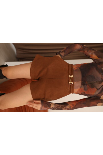 Kahverengi Süet Toka Kemer Detaylı Mini Şort