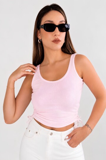 Pembe Büzgü Drape Detaylı Crop Atlet | Havuz Yaka Fitted Kalıp | Asimetrik Kesim Fitilli Kaşkorse Esnek Örme Kumaş | %96 Pamuk %4 Elastan